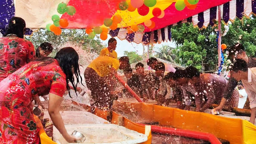 জলকেলির মধ্যে দিয়ে শেষ হলো রাঙামাটিতে বৈসাবি উৎসব