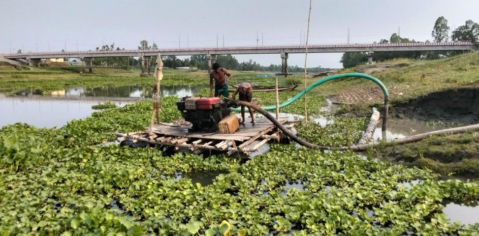 সোনাতলায় বাঙালি নদী থেকে বালু উত্তোলন ৫০ কোটি টাকার সেতু হুমকির মুখে ২১ পয়েন্টে শতাধিক ব্যক্তি বালু তোলার সঙ্গে জড়িত