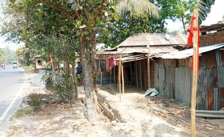 পাঁচবিবিতে দুর্ঘটনায রোধে সড়কের পাশে গর্ত খনন