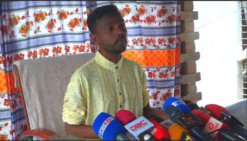 বগুড়ায় সংবাদ সম্মেলন : স্ত্রীকে তালাকের ঘোষণা দিলেন হিরো আলম