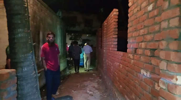 বিরলের তেঘরায় রাস্তা নির্মাণ নিয়ে দ্ব›দ্ব সম্মূখভাগের ন্যায় প্রশস্ত দাবি অপরপক্ষের দাবি ব্যক্তিগত জায়গায় একটু কম প্রশস্ত