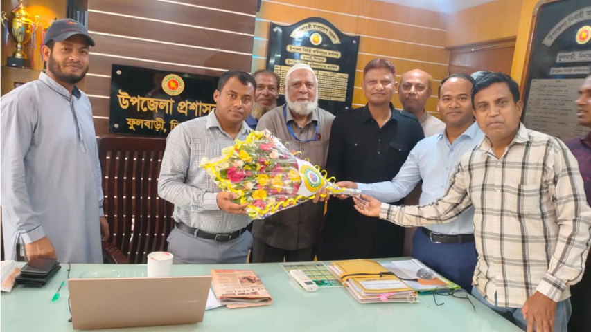 ফুলবাড়ীতে নবাগত ইউএনও'র সঙ্গে অব. সশস্ত্র বাহিনী কল্যাণ সংস্থার শুভেচ্ছা বিনিময়