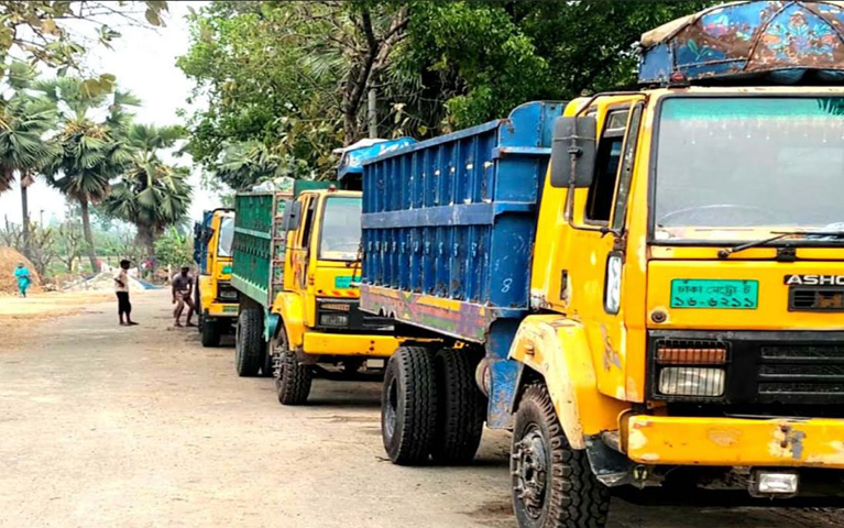সান্তাহার সাইলোতে কচ্ছপগতিতে ট্রাক বোঝাইয়ে ক্ষতির মুখে পরিবহন ঠিকাদাররা