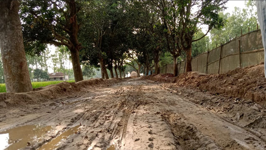 ঘোড়াঘাটে লাপাত্তা ঠিকাদার!অতি দ্রুত পাকা করণের দাবী