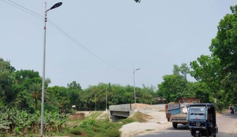 দুই দপ্তরের সমন্বয়হীনতার কারণে ধুনট পৌরসভায় নবনির্মিত সড়কবাতি জ্বলে না, চলাচলে চরম ভোগান্তি