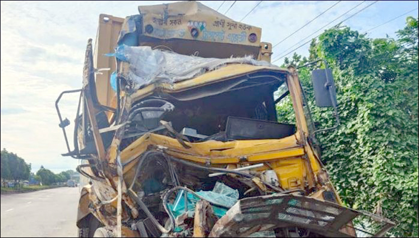 বীরগঞ্জে ট্রাক-মাইক্রোবা‌সের মুখোমু‌খি সংঘর্ষে  তিন‌জন নিহত, আহত চার
