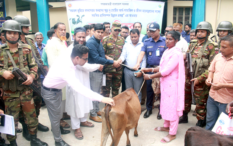 ১০ এপ্রিল খালি হাতে ফিরে যাওয়া ফুলবাড়ীর ক্ষুদ্র নৃ-গোষ্ঠীর ৭০ জন পেলেন বকনা গরু: