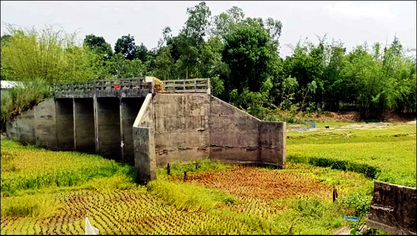 খানসামায় সেতু আছে, সংযোগ সড়ক নেই, দুর্ভোগে ১০ গ্রামবাসী