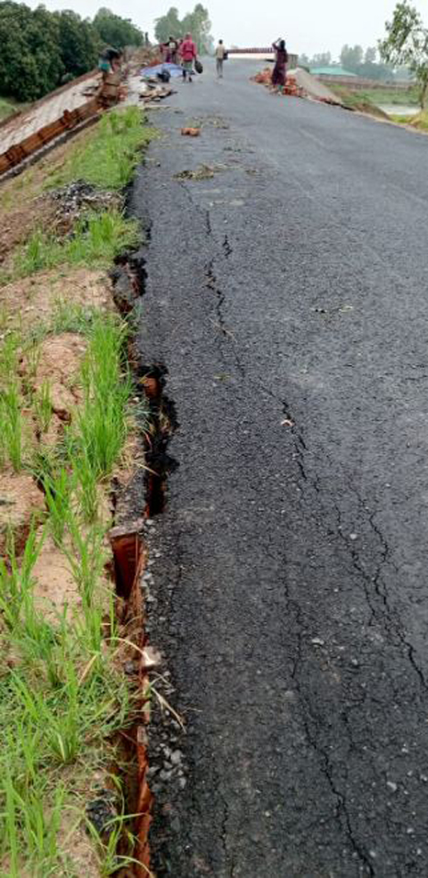 পাঁচবিবিতে ভেঙ্গে যাচ্ছে সড়ক