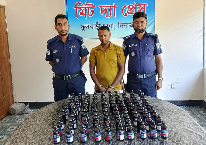 ফুলবাড়ীতে ফেন্সিডিলসহ মাদককারবারি আটক