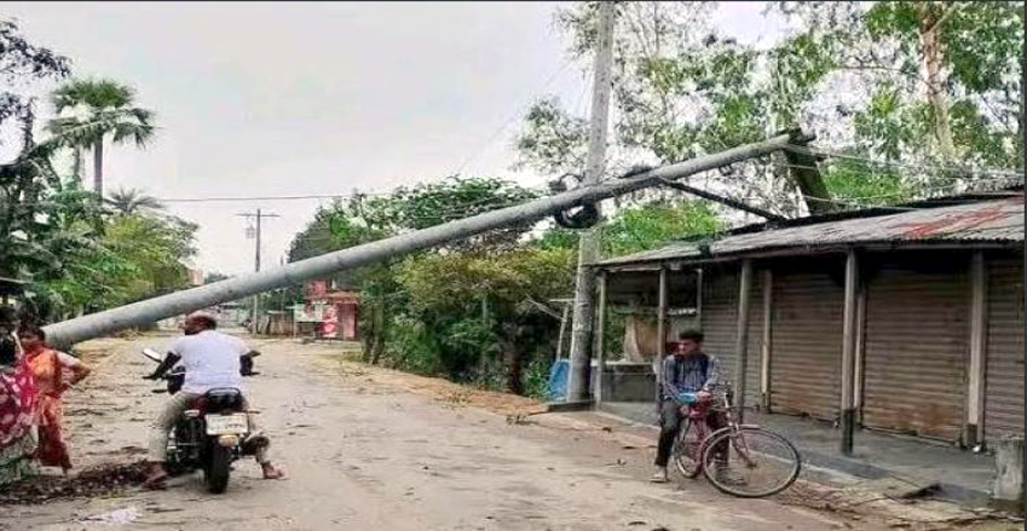 রাণীশংকৈলে কালবৈশাখীর তান্ডব, ২০ ঘন্টা ধরে বিদ্যুৎ নেই