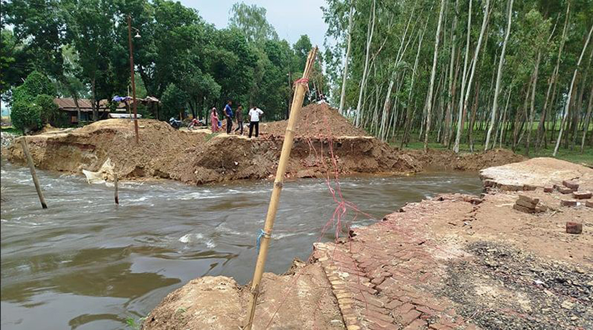 পানির তোড়ে ভেঙে গেল সড়ক, যোগাযোগ বিচ্ছিন্ন