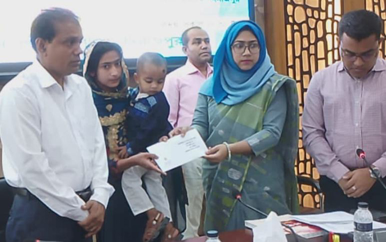 দিনাজপুর জেলা প্রশাসকের সম্মেলন কক্ষে জুলাই গণঅভ্যুত্থানে নিহত শহীদ পরিবারের মাঝে সঞ্চয়পত্র বিতরণ