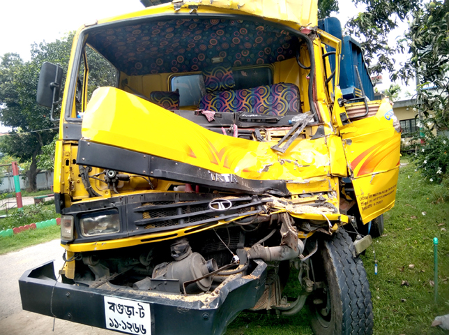 ফুলবাড়ীতে দাঁড়িয়ে থাকা ট্রাক্টরকে ট্রাকের ধাক্কা, ট্রাক্টর চালক নিহত, আহত ট্রাক চালক