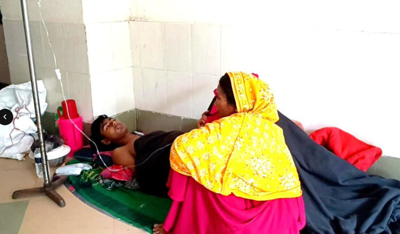 তীব্র গরমে হাকিমপুর উপজেলা স্বাস্থ্য কমপ্লেক্সে বেড়েছে রোগীর সংখ্যা