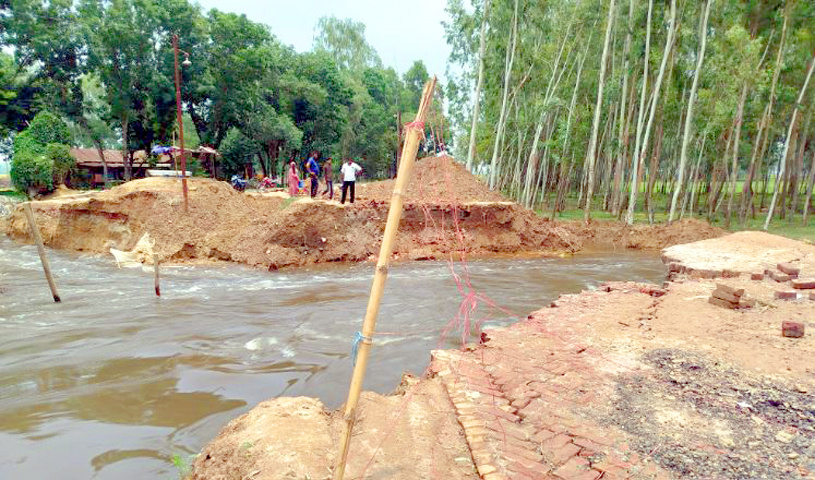 পানির তোড়ে ভেঙে হিলি-ঘোড়াঘাট সড়কে যোগাযোগ বিচ্ছিন্ন