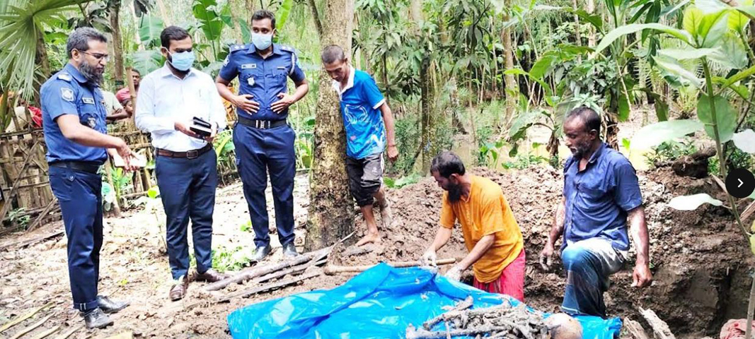 দুপচাঁচিয়ায় ময়না তদন্তের জন্য কবর থেকে যুবকের লাশ উত্তোলন