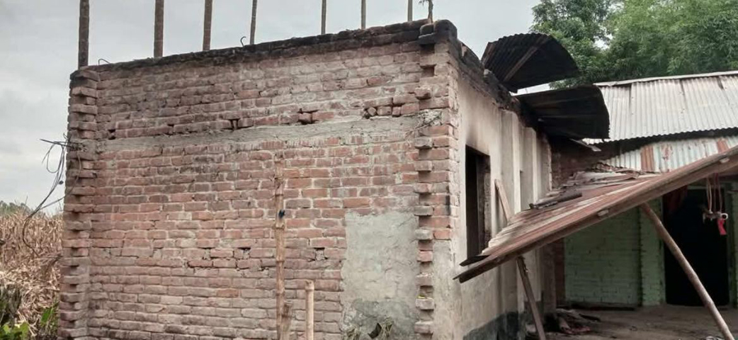 ঘোড়াঘাটে বাড়ীতে আগুন ৪টি ঘর পুড়ে ছাই ১০ লাখ টাকার ক্ষতি