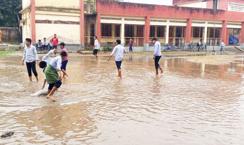 পাঁচবিবিতে স্কুল মাঠ বৃষ্টির পানতে সয়লাব, দুর্ভোগে শিক্ষক-শিক্ষার্থী