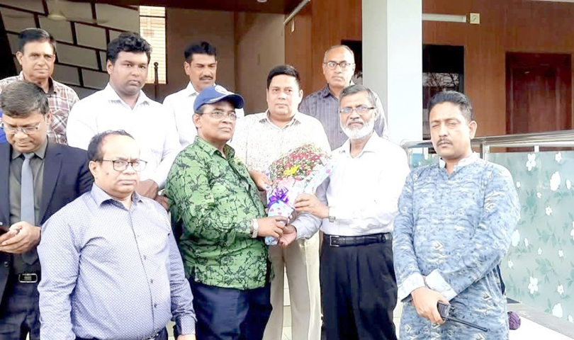 হিলি স্থলবন্দর বন্দর ও সীমান্ত এলাকা পরিদর্শন করলেন সিনিয়র সচিব আকমল হোসেন আজাদ