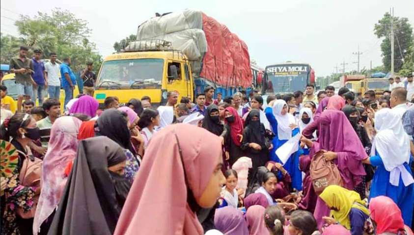 বগুড়ায় শিক্ষকের বিরুদ্ধে যৌন নির্যাতনের প্রতিবাদে ছাত্রীদের মহাসড়ক অবরোধ