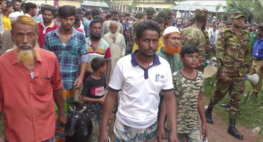 গোবিন্দগঞ্জে স্কুল মাঠে অবৈধভাবে বসানো কোরবানি পশুর দুটি হাট যৌথ বাহিনীর সহযোগিতায় বন্ধ করে দিয়েছে উপজেলা প্রশাসন
