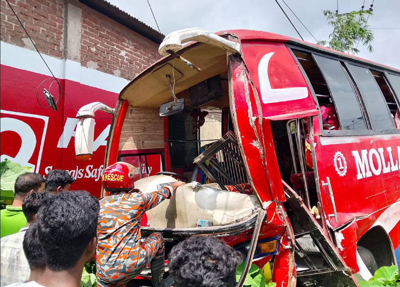 ফুলবাড়ী বাস ও কর্ভাট ভ্যানের মুখোমুখি সংঘর্ষে চারজন আহত