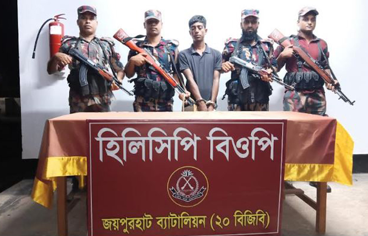 দিনাজপুরের হিলি সীমান্তে পতাকা বৈঠকে বাংলাদেশি কিশোরকে ফেরত দিয়েছে বিএসএফ