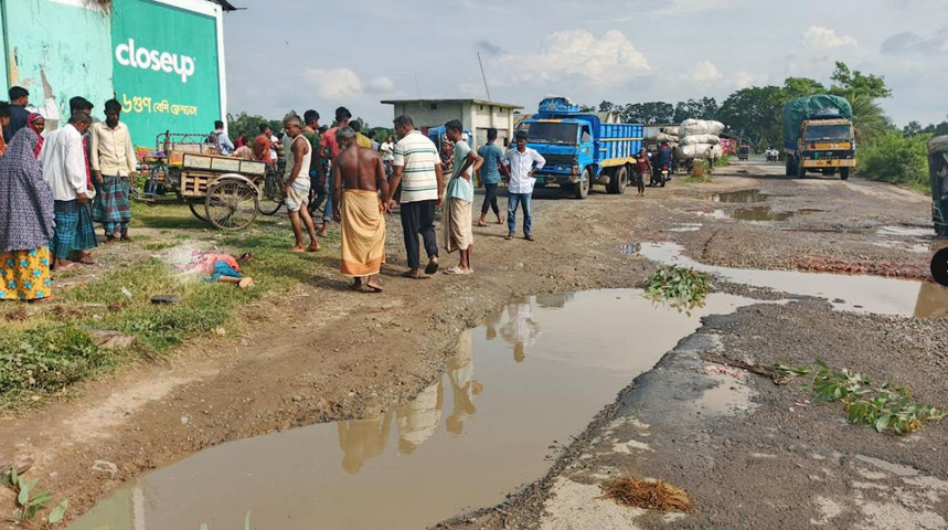 হিলিতে অটোভ্যান থেকে ছিটকে পড়ে ট্রাকের চাকায় পিষ্ট হয়ে প্রাণ গেলো শিক্ষার্থীর