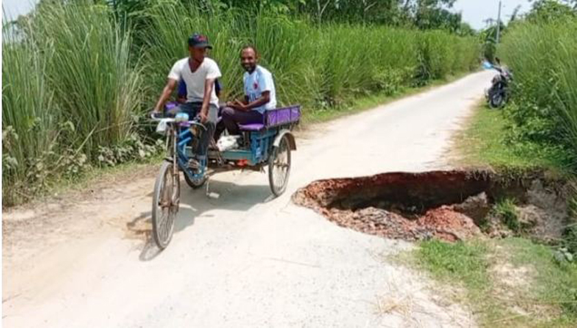 পাঁচবিবিতে রাস্তা ভেঙে যাওয়ায় চলাচলে দুর্ভোগ
