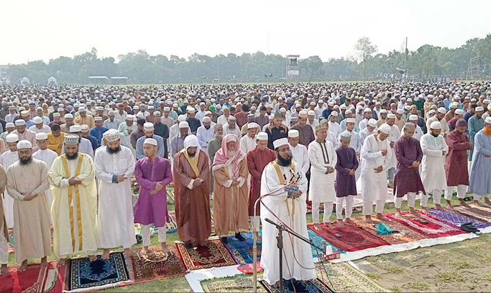 দিনাজপুরের ঐতিহাসিক গোর-এ-শহীদ ময়দানে লক্ষাধিক মুসল্লির ঈদের নামাজ আদায়