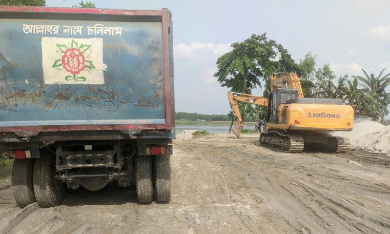 বীরগঞ্জে অবৈধভাবে বালু বিক্রির অপরাধে যুবকের কারাদণ্ড