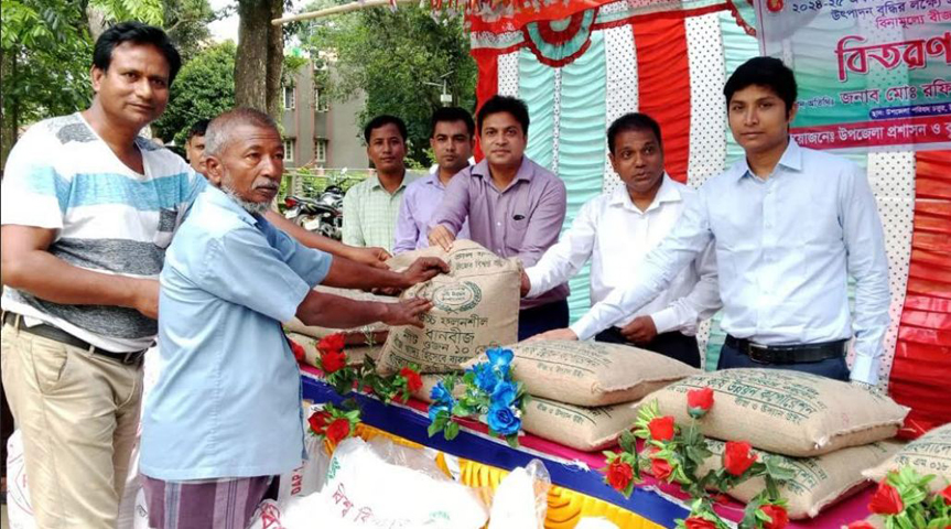 দিনাজপুর জেলা প্রশাসকের পরিদর্শন এবং বিনা মূল্যে সার ও বীজ বিতরণ