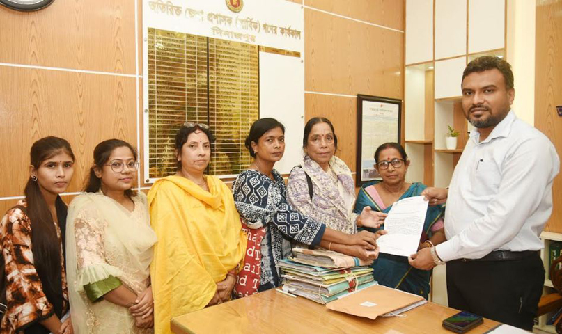 দিনাজপুর শহরকে পরিস্কার পরিচ্ছন্নতার দাবীতে মহিলা পরিষদের স্মারকলিপি প্রদান