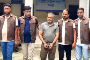 বগুড়ার আদালতে শীর্ষ সন্ত্রাসী মতিন সরকারকে মারধর ডিম নিক্ষেপ ৬ দিনের রিমান্ড মঞ্জুর