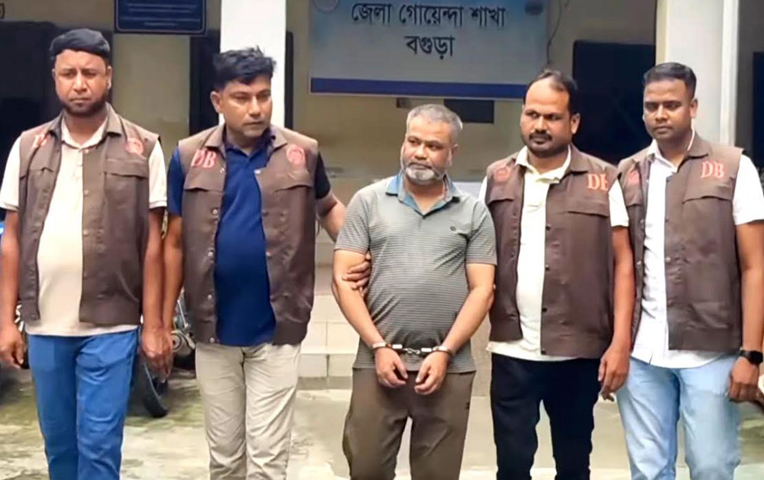 বগুড়ার আদালতে শীর্ষ সন্ত্রাসী মতিন সরকারকে মারধর ডিম নিক্ষেপ ৬ দিনের রিমান্ড মঞ্জুর