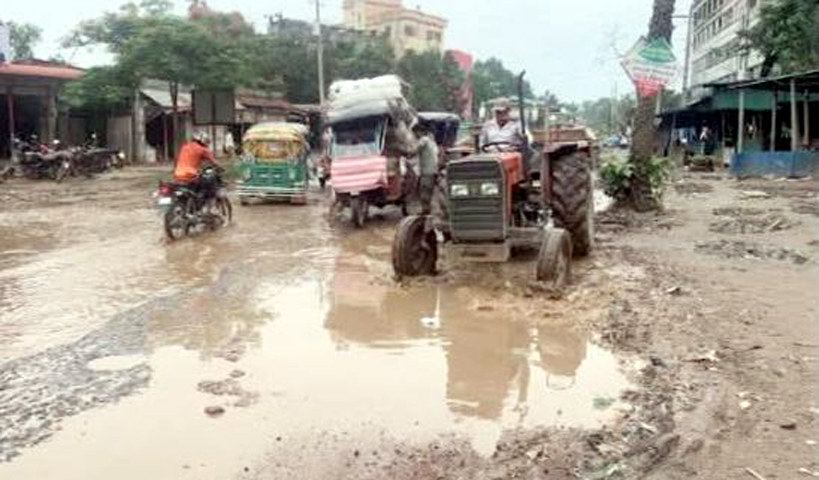 কুমিল্লার মনোহরগঞ্জ-লাকসাম সড়ক মরণ ফাঁদে পরিণত, সীমাহীন দুর্ভোগ