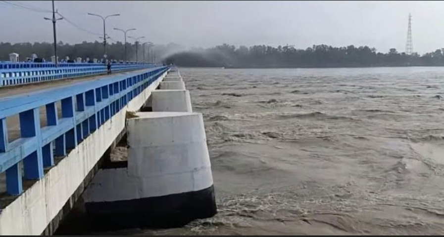 লালমনিরহাটের তিস্তার ৪৪ গেট খুলে দেয়া হয়েছে, বাড়ছে নদীর পানি