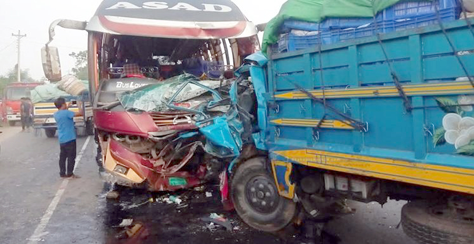 বিরামপুরে বাস ও ট্রাকের মুখোমুখি সংঘর্ষে ট্রাকের হেলপার নিহত গুরুতর আহত ট্রাক চালক