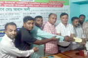 ফুলবাড়ীতে আন্তর্জাতিক মানবাধিকার কমিশনের সদস্যদের মঝে অর্থ প্রদান
