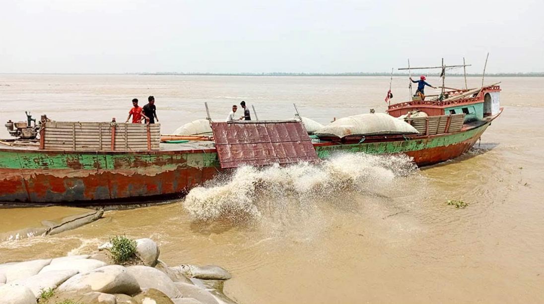 বগুড়ায় যমুনার দুটি পয়েন্টে ভয়াবহ ভাঙন বামতীরে ৩৫০ মিটার ভাঙনে ২০টির বেশি পরিবারের বসতভিটা বিলীন, ডানতীরে ৫০০ মিটার এলাকায় তীব্র ভাঙনে শত বিঘা কৃষিজমি বিলীন
