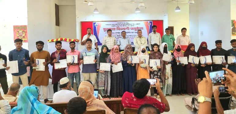 ফুলবাড়ীতে এসইডিপি প্রকল্পে মেধাবী শিক্ষার্থীদের সম্মাননা প্রদান