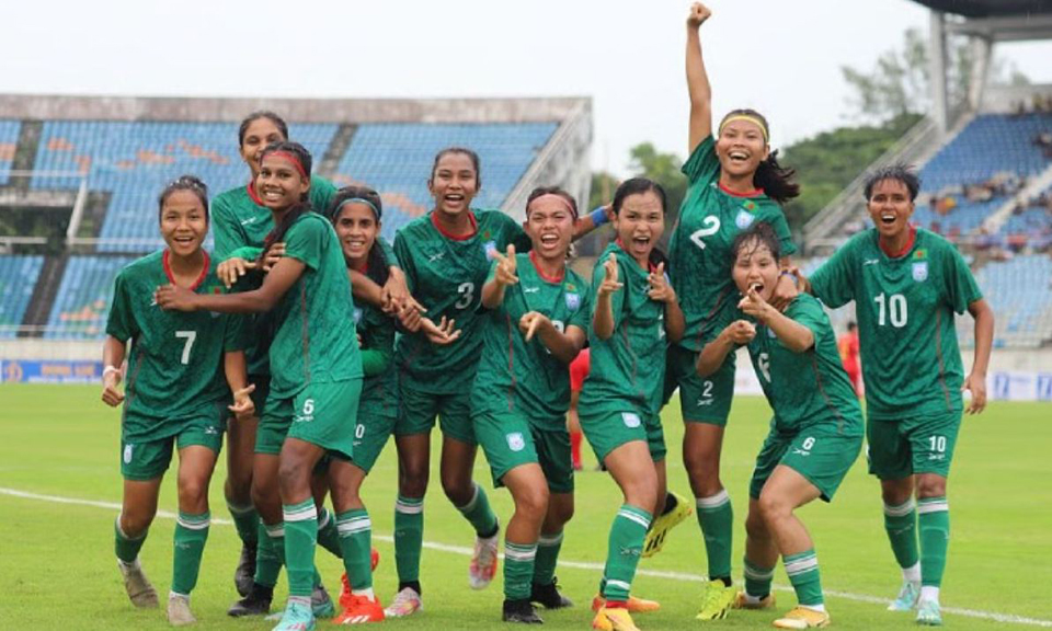 ইতিহাস গড়া মেয়েদের সংবর্ধনা রাত আড়াইটায়!