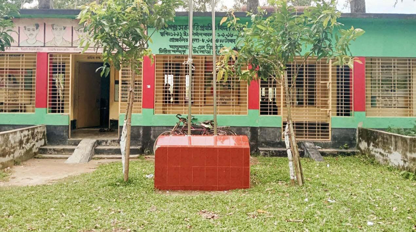 চিরিরবন্দরে বিদ্যালয়ের জানালা ভেঙ্গে চুরি