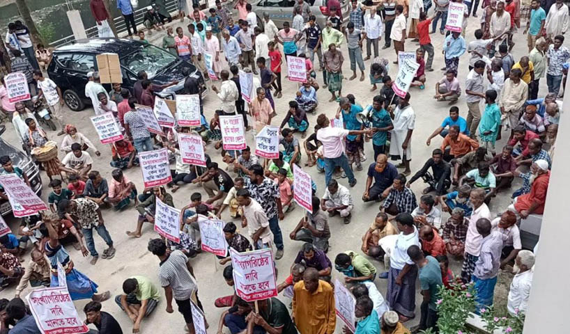 বগুড়ায় ভূমি অফিস স্থানান্তরে ক্ষুব্ধ ৩৪ গ্রামের মানুষ মানববন্ধন-বিক্ষোভ শেষে স্মারকলিপি, ডিসির আশ্বাস