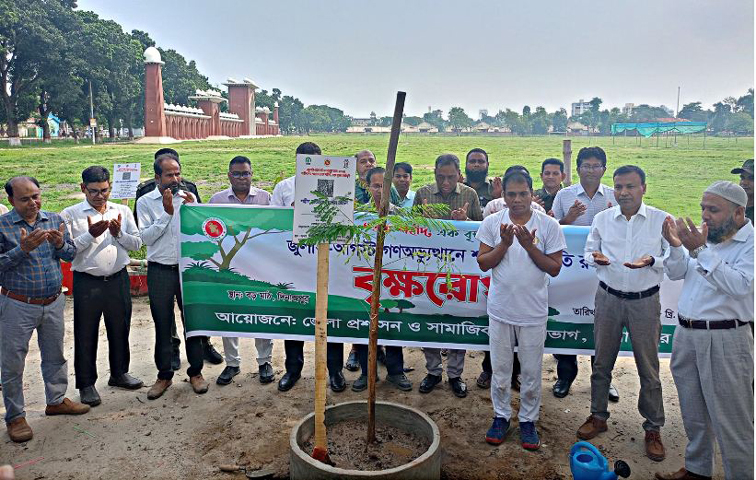 দিনাজপুরে জুলাই-আগষ্ট গণঅভ্যুত্থানে শহীদদের স্মৃতি রক্ষায় গোড়-এ শহীদ বড় ময়দানের সড়কের পাশে বৃক্ষরোণ