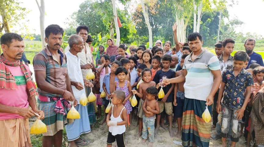 পবিত্র আশুরা উপলক্ষে দিনাজপুরে আমইর গ্রামের সত্যপীর মাজারে সাম্প্রদায়িক সম্প্রীতির মিলাদ-মাহফিল ও তোবারক বিতরণ
