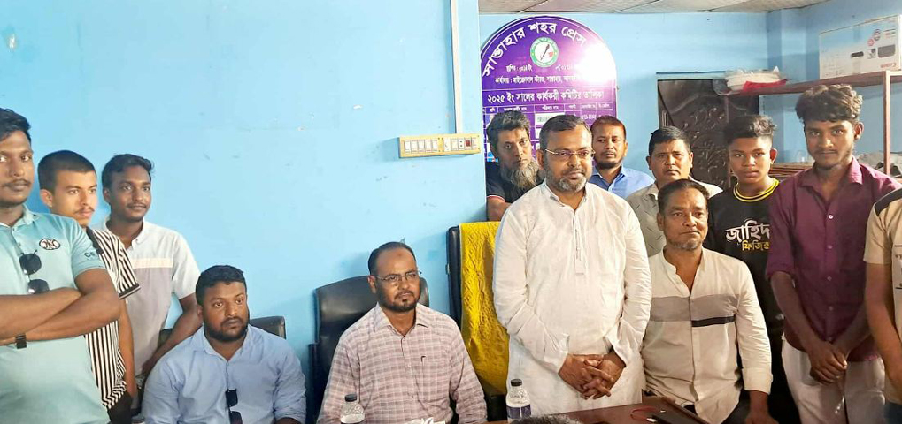 সান্তাহারে সাংবাদিকদের সঙ্গে বিএনপির মনোনয়ন প্রত্যাশী লায়ন ফরিদের মতবিনিময়