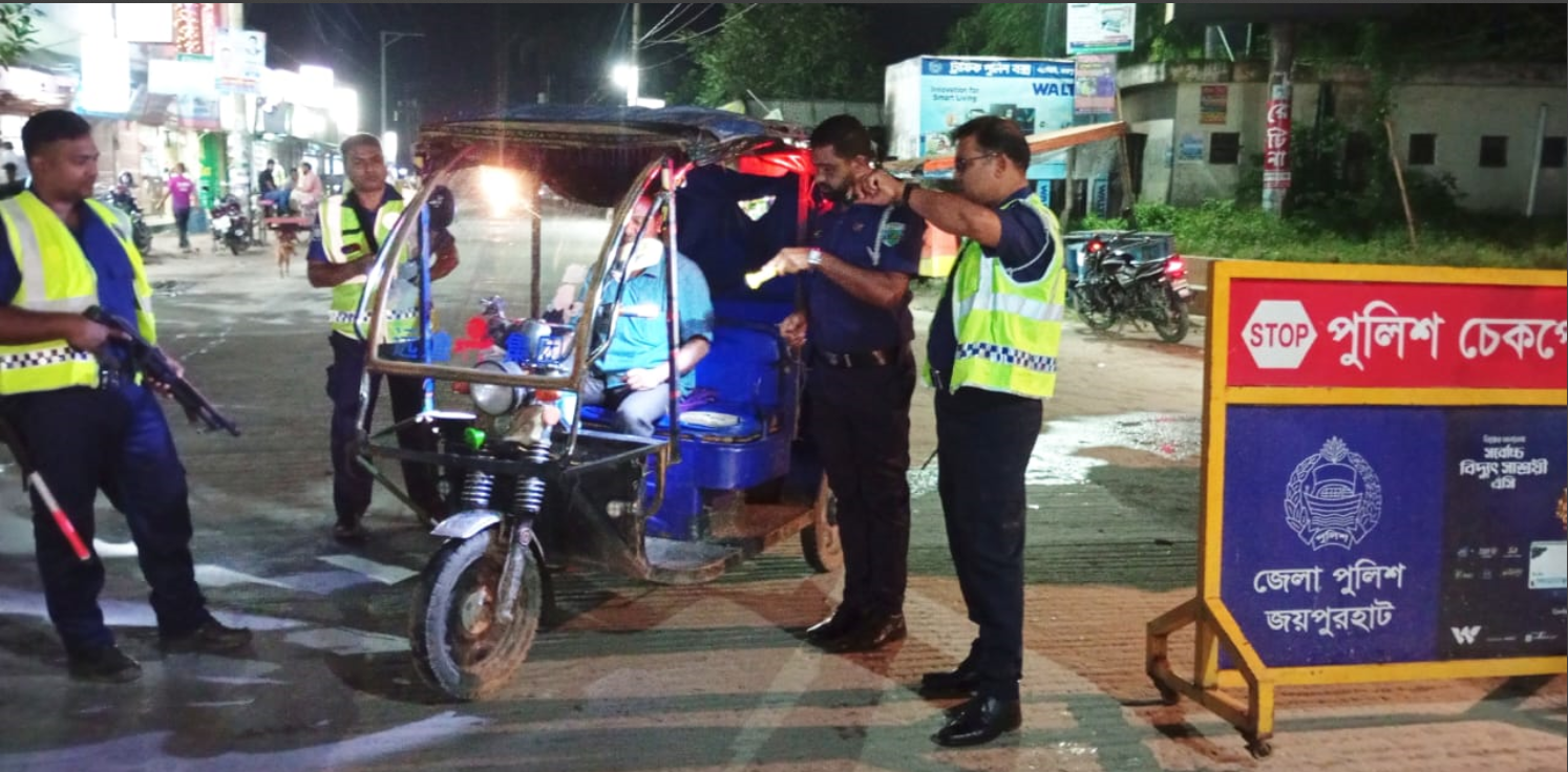 আইনশৃঙ্খলা স্বাভাবিক রাখতে পাঁচবিবি থানা পুলিশের চেকপোস্ট
