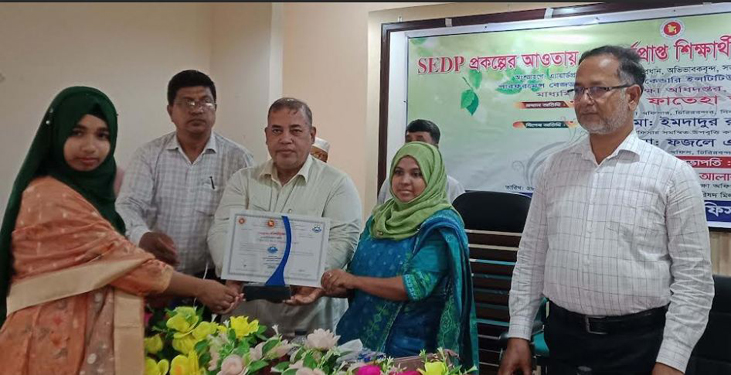 চিরিরবন্দরে এ্যাওয়ার্ড প্রাপ্ত শিক্ষার্থীদের মাঝে পুরস্কার বিতরণ